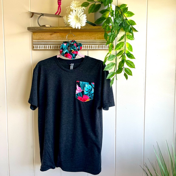 T-Shirt - Picture 3 of 9